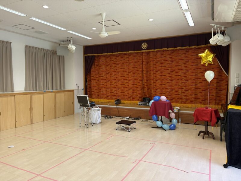 幼稚園へのバルーンショーの会場の様子
