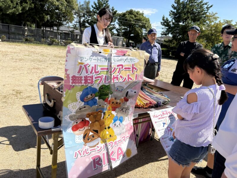バルーンパフォーマーの風船配布の様子